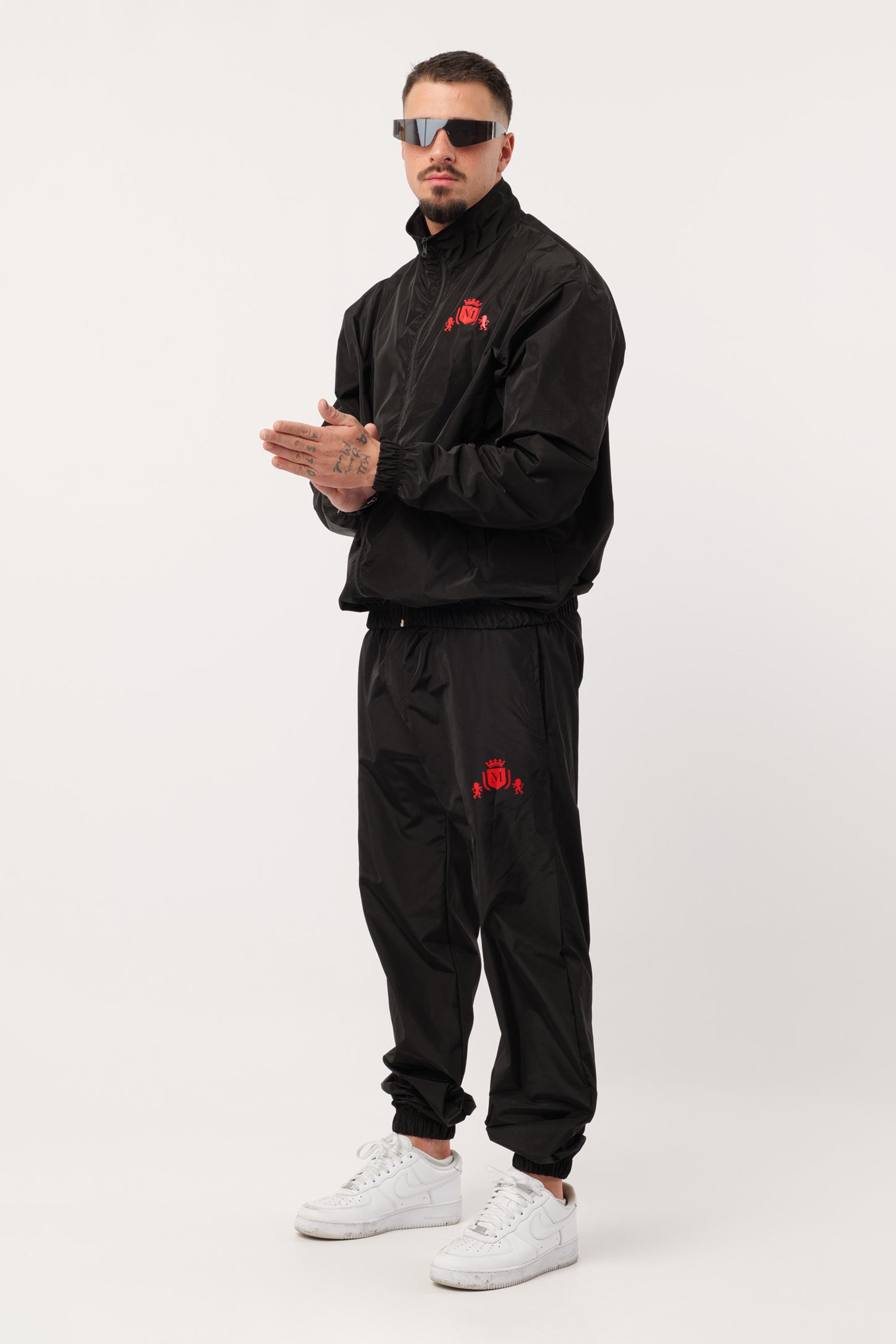 Fato de treino Tech Preto Logo Vermelho