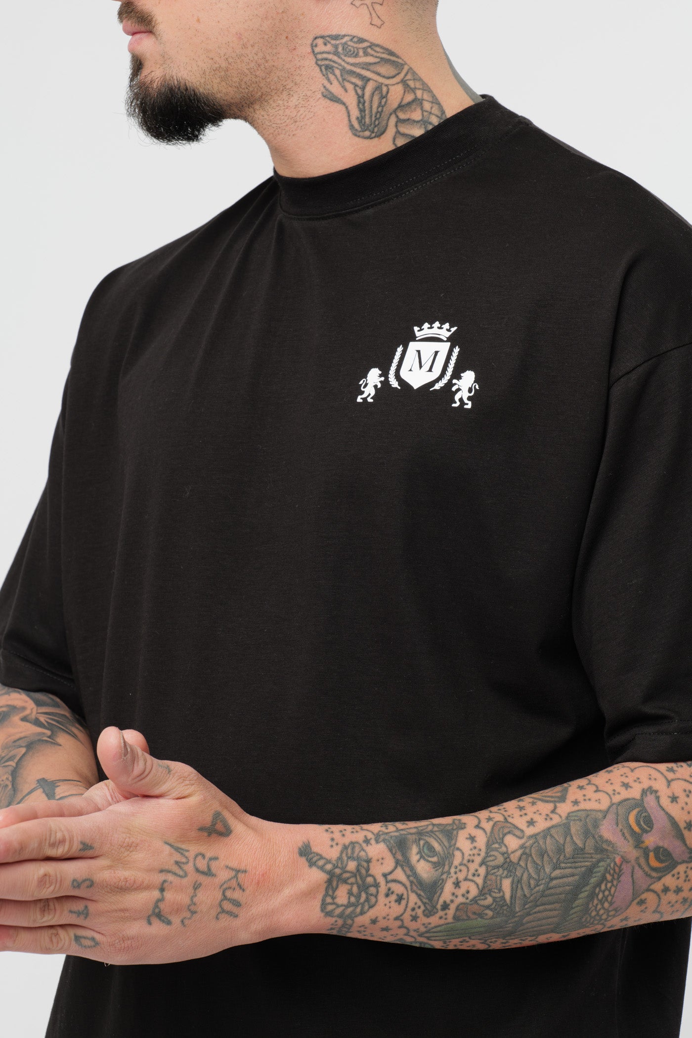 T-shirt Preta com Logo Preto