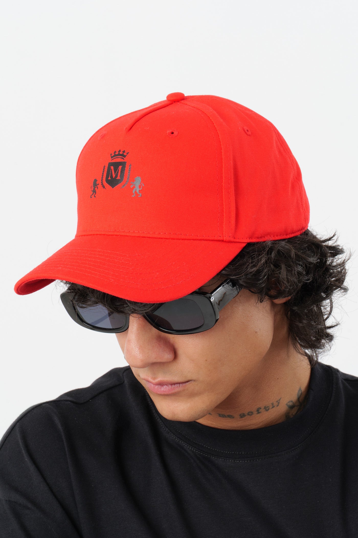 Chapéu Vermelho com Logo Preto