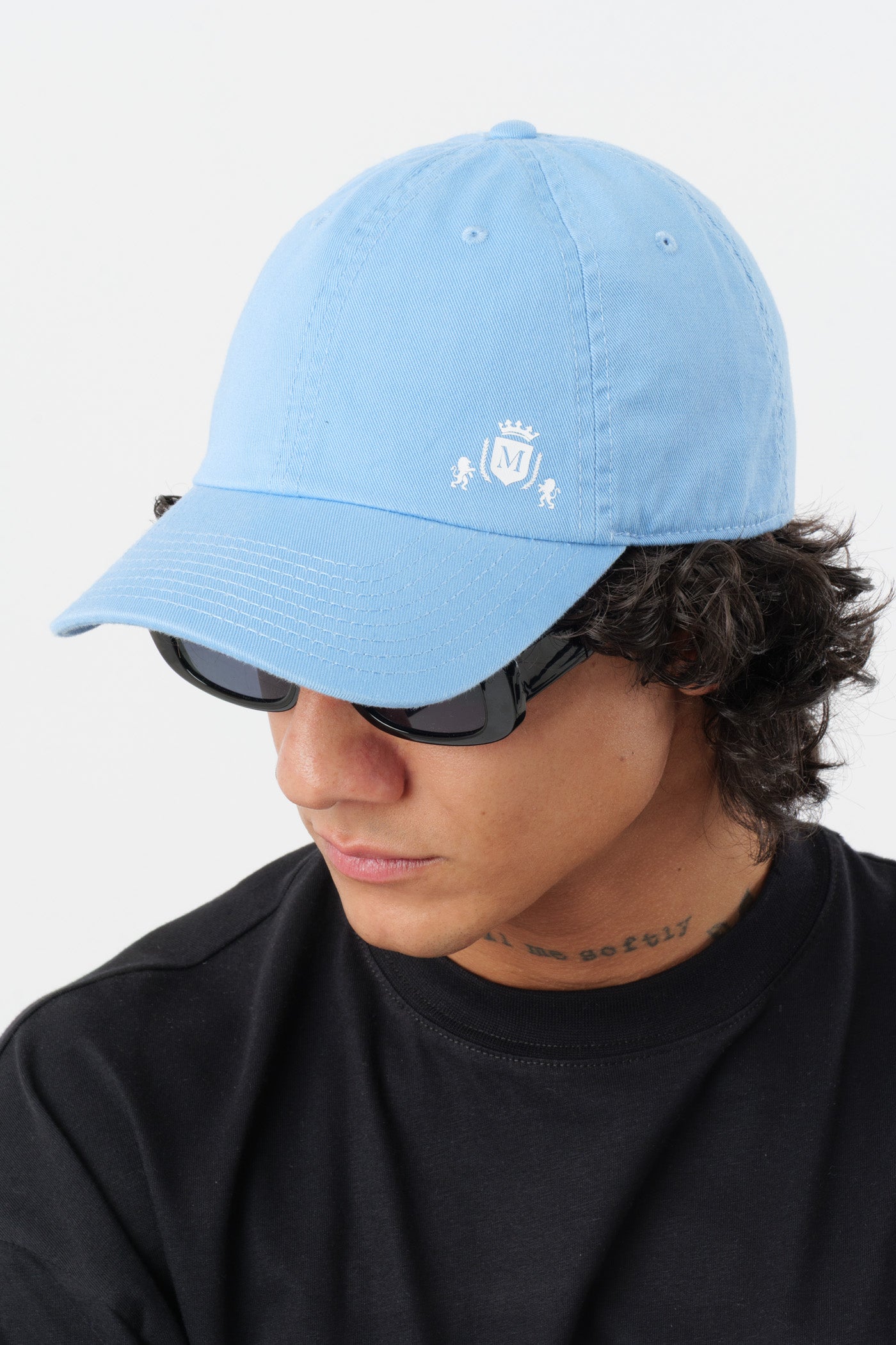 Chapéu Azul Claro com Mini-Logo Branco