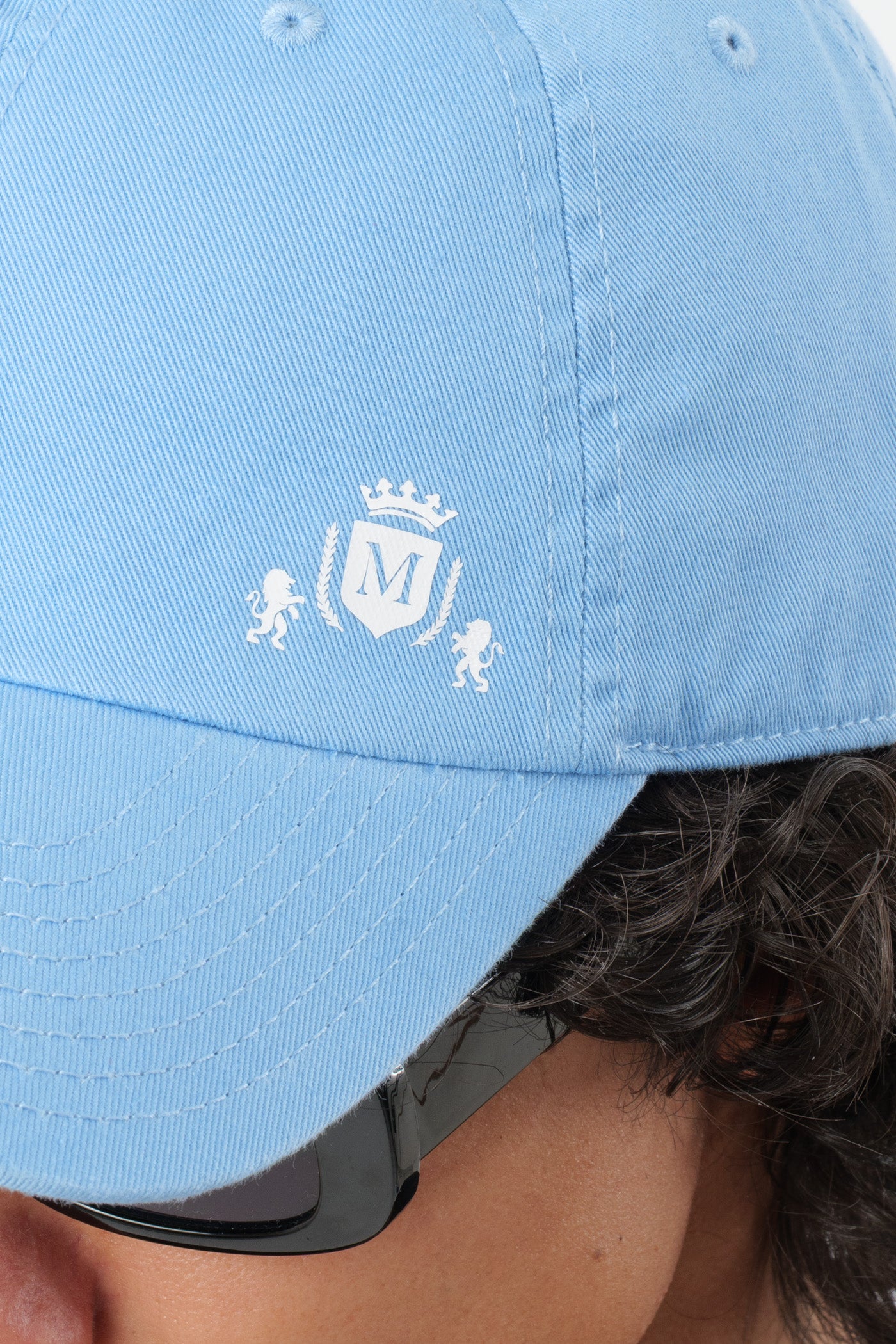Chapéu Azul Claro com Mini-Logo Branco