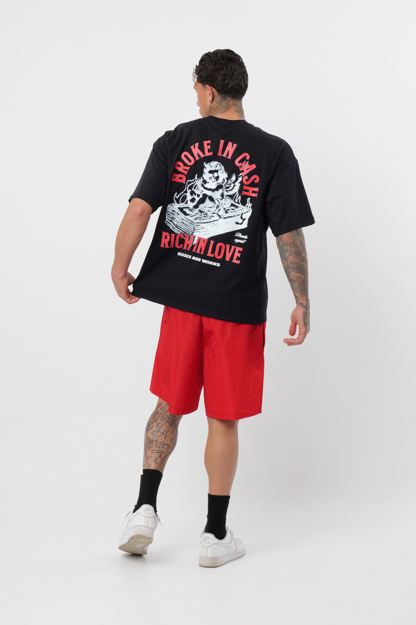 T-shirt Broke in Cash Preta