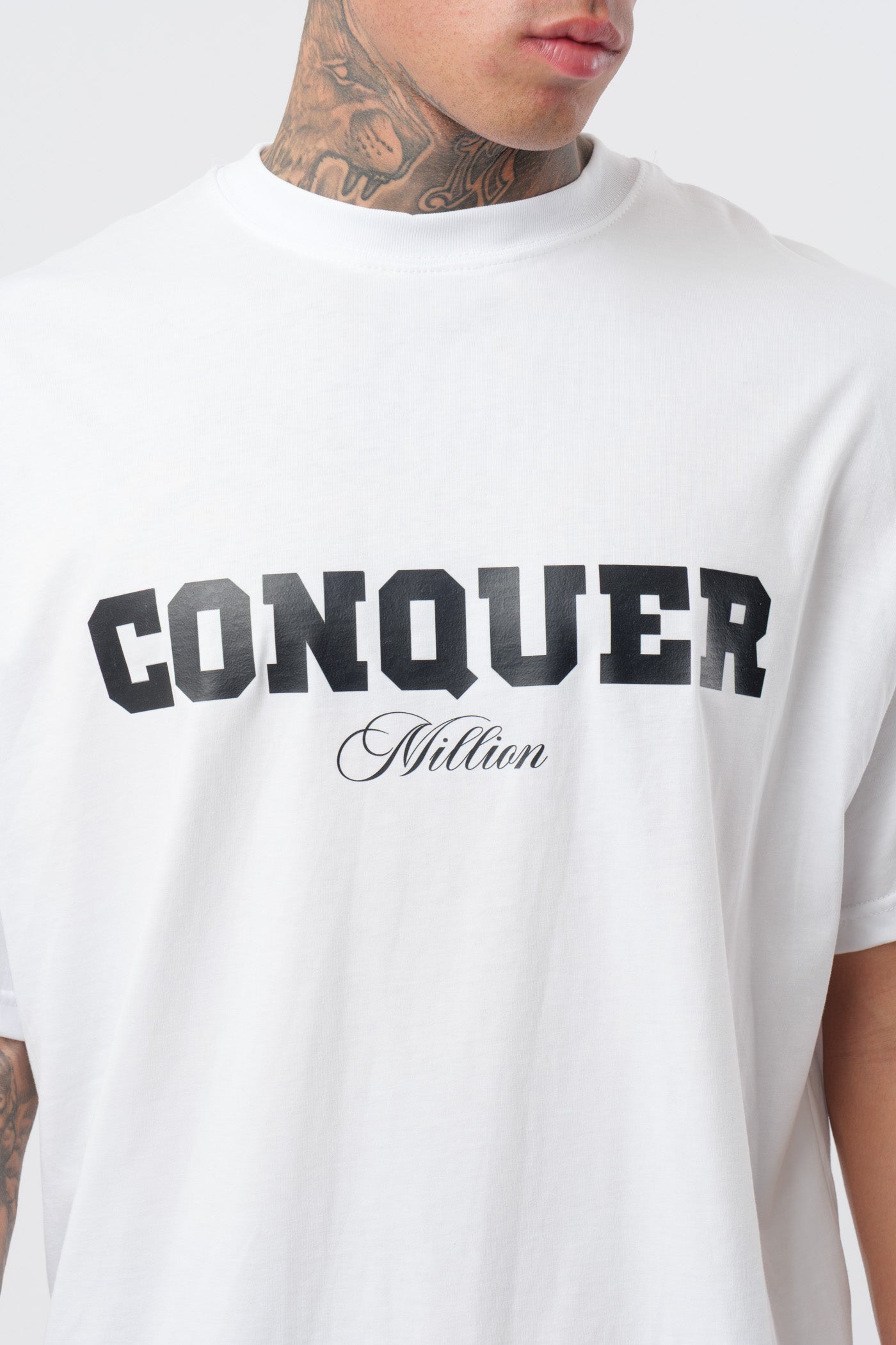 T-shirt Conquer Branca