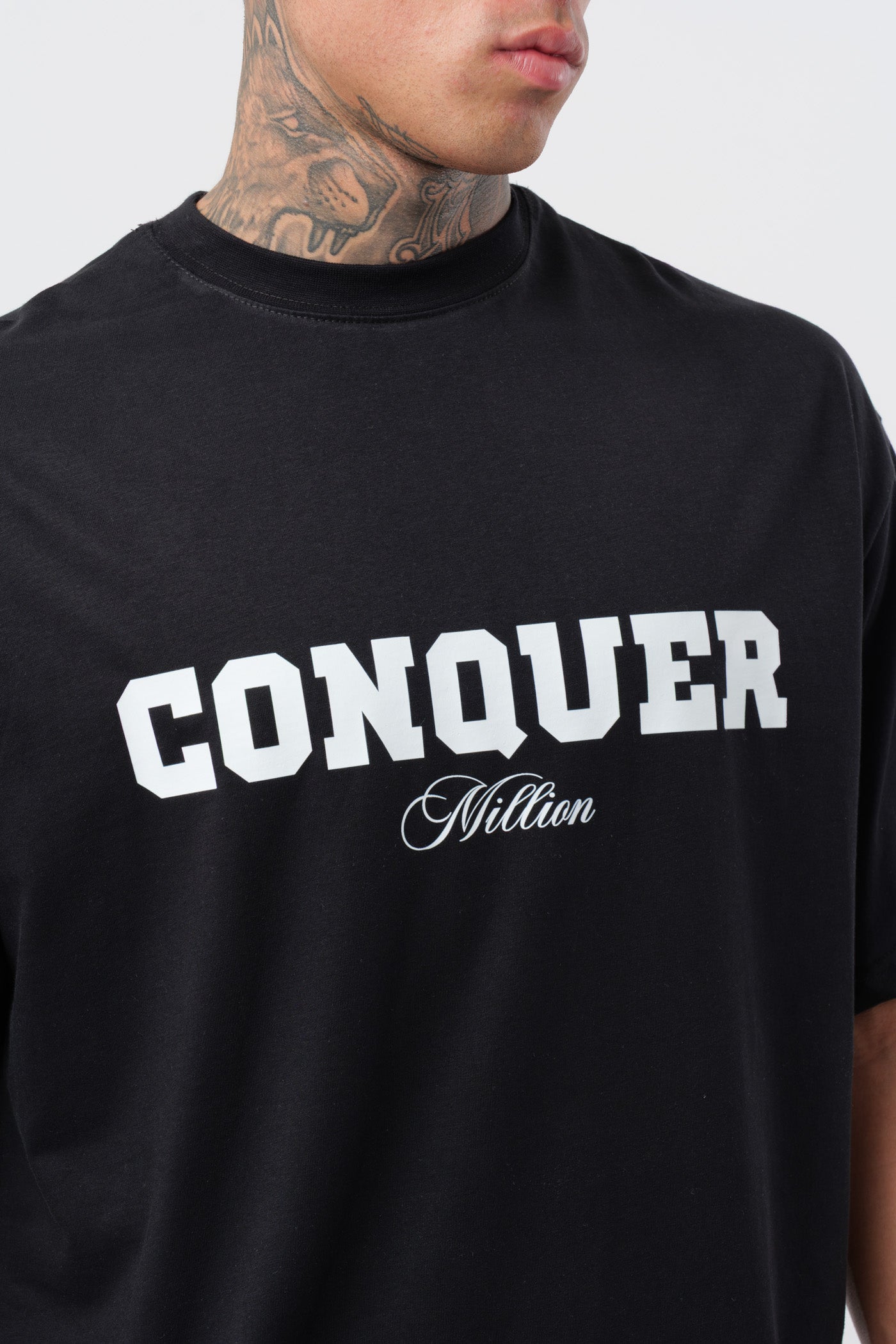 T-shirt Conquer Preta
