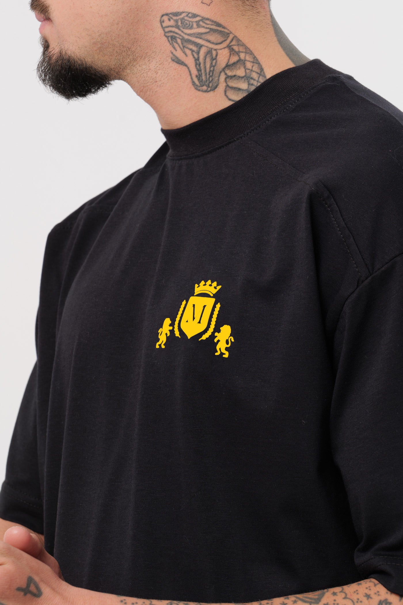 T-shirt Logo Preta Amarela